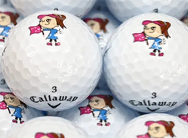 ゴルフボールにイラストが印刷されている画像