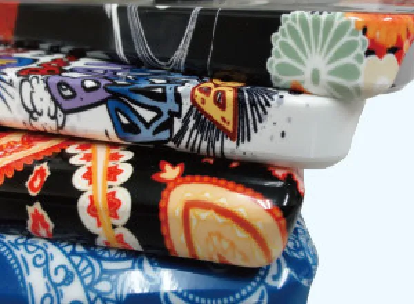 スマホケースに様々な模様が印刷されている画像