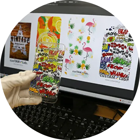 デザインと印刷された実物の比較をしている画像