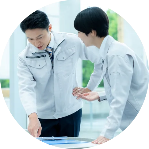 指をさし、話をしている二人の人物