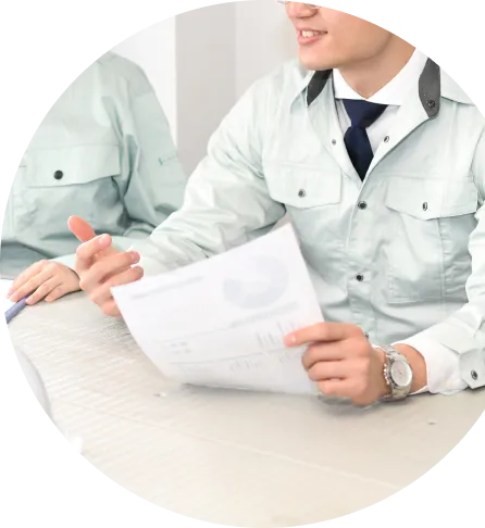 書類を持ち話し合いをしている