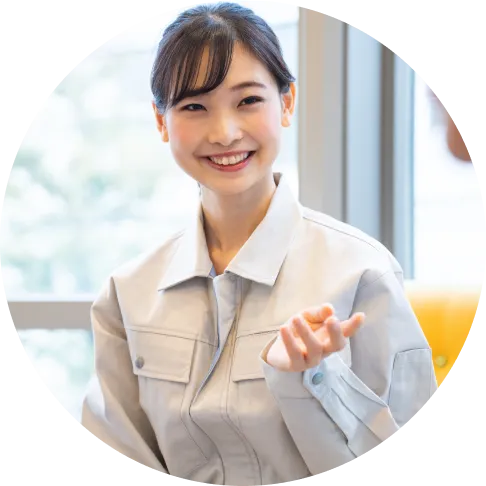 作業着を着て笑顔の女性