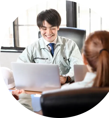 パソコンを見て笑顔の男性